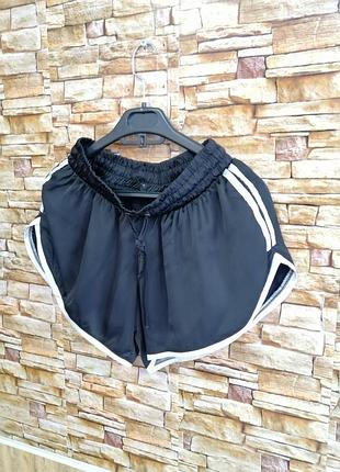 Летние шортики эко шёлк с лампасами