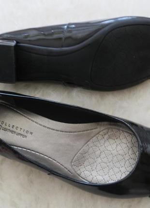 Фірмові туфлі, шкіра лакова