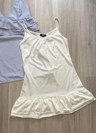 Біле базове літне плаття на бретелях з рюшами біла літня базова сукня з рюшами сарафан bik bok s