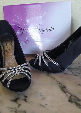 Туфлі, босоніжки