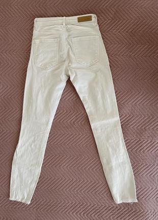 Білі рвані джинси stradivarius3 фото