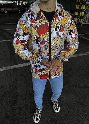 Стильна вітровка з крутими принтами