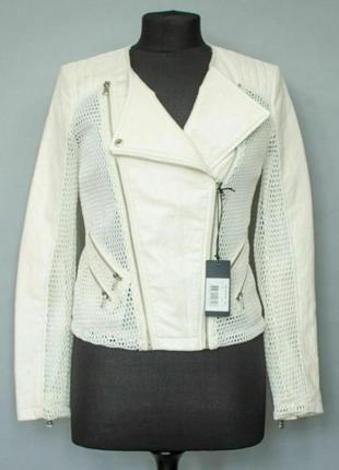 Белая куртка косуха из искусственной кожи guess с сеткой по бокам и на рукавах2 фото