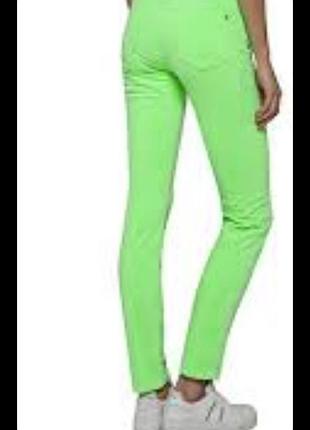 Яркие салатовые джинсы