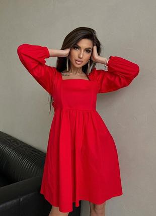 Платье с разрезом на спине