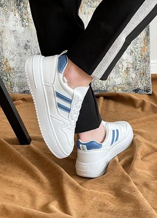 Женские белые кроссовки