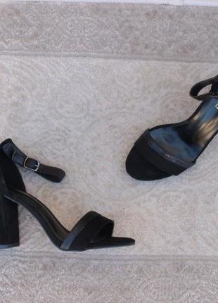 Шикарные босоножки 40 размера на устойчивом каблуке