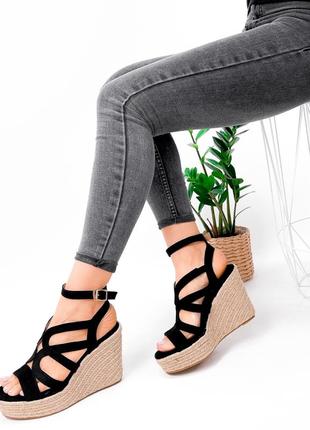 Босоніжки жіночі на танкеткі платформі босоножки женские чёрные на танкетке