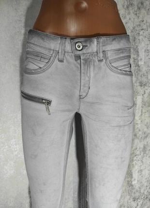 Серые джинсы1 фото