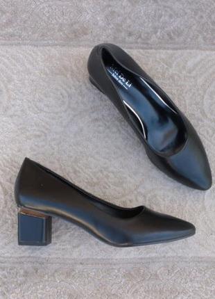 Черные туфли, лодочки 38 размера на удобном каблуке