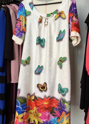 Очаровательное платье с красивым принтом