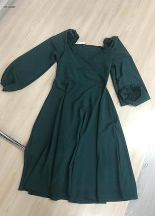 Смарагдове плаття з модним вирізом2 фото