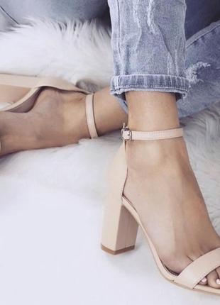 Босоножки бежевие