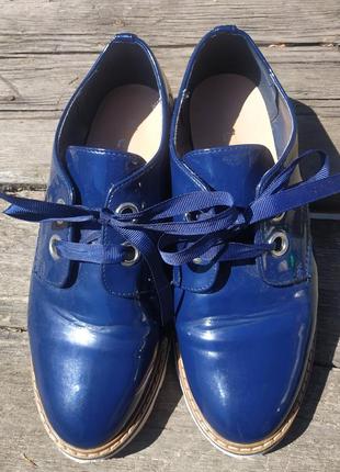 Лакавые туфли мокасины со шнурками.1 фото