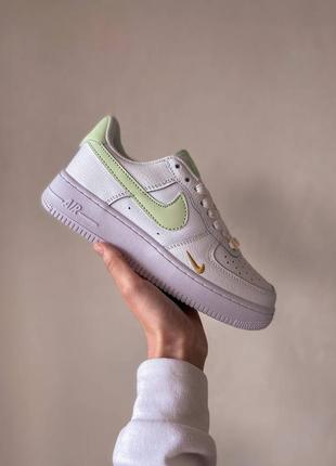 Нереальные женские кроссовки nike air force 1 mini swoosh белые с лаймовым9 фото