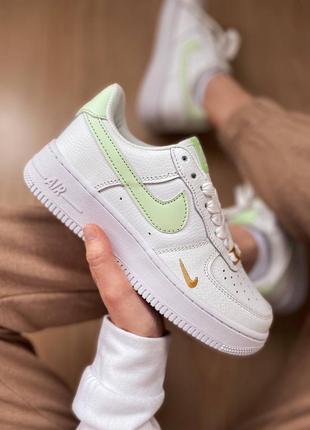 Нереальные женские кроссовки nike air force 1 mini swoosh белые с лаймовым