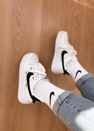 Отличные женские кроссовки nike air force 1 lx chrome swooshes белые с чёрным8 фото