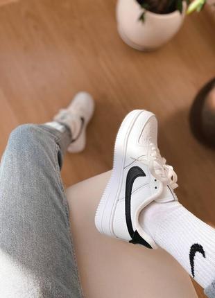 Отличные женские кроссовки nike air force 1 lx chrome swooshes белые с чёрным9 фото