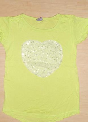 Яскрава футболка на 5-6 років.