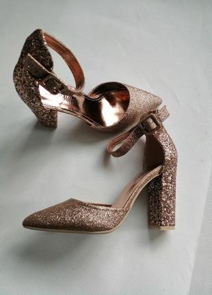 Туфлі на товстому каблуці золоті