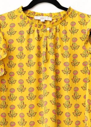 Яркая блуза с рюшами loft. размер m 100% polyester.3 фото