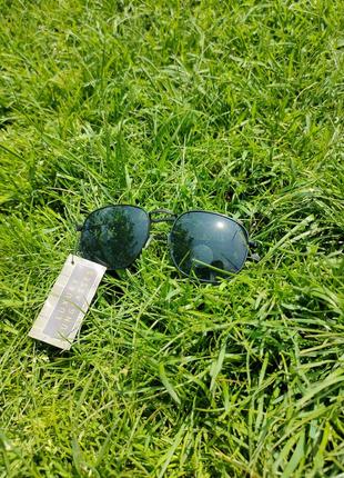 Стильні сонцезахисні окуляри з металевою оправою
