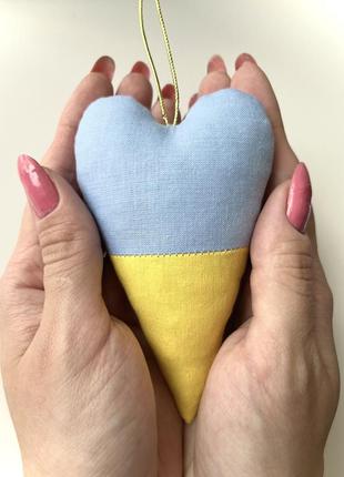 Патріотичний сувенір із національною символікою ручна робота. серце україни, жовто-блакитне серце1 фото