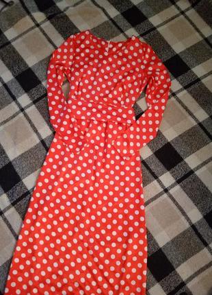 Червоне плаття міді в горох