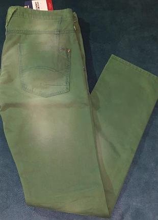 Стильные зеленые джинсы tommy hilfiger. размер-w32/l34.