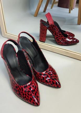 Ексклюзивні туфлі з натуральної італійської шкіри лак леопард червоні4 фото
