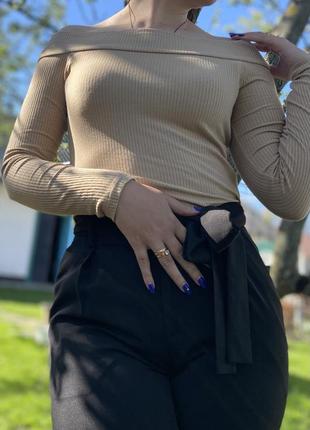 Топ з оголеними плечима