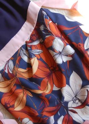 Контрастное цветочное платье – футляр с драпировкой миди длины с сайта asos как новое5 фото