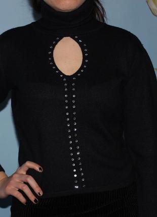 Черный свитерок с открытым декольте