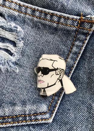 Значок акриловый брошка голова карла