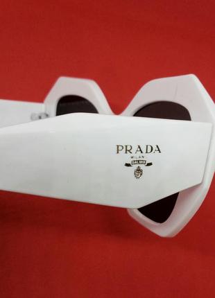 Очки в стиле prada хитовые женские солнцезащитные очки линзы серые в белой о7 фото
