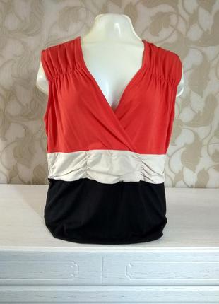 Яскрава стречевая футболка без рукавів