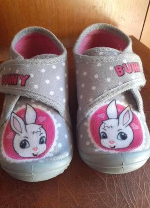 Кросівки, мокасіни, кеді, тапочки