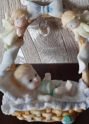 Немовля в кошику, янголи, різдвяний сувенір.1 фото