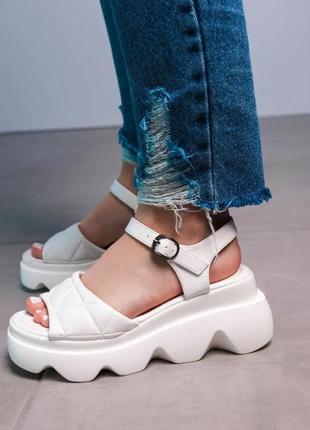 Женские босоножки на танкетке,платформе белые стеганые летние - женская обувь лето 20222 фото