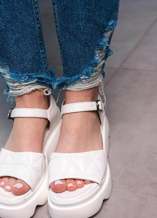 Женские босоножки на танкетке,платформе белые стеганые летние - женская обувь лето 20228 фото