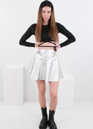 Женская юбка серебристого цвета из эко-кожи2 фото