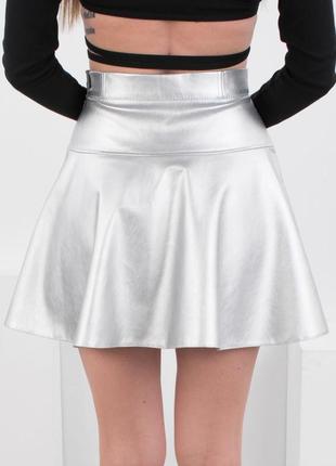Женская юбка серебристого цвета из эко-кожи3 фото
