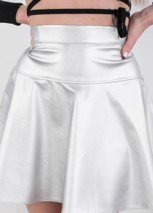 Женская юбка серебристого цвета из эко-кожи4 фото