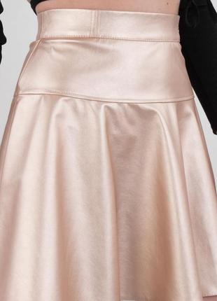Женская юбка золотистого цвета из эко-кожи4 фото