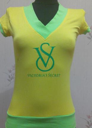 Соковито-жовта футболка.