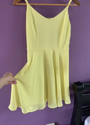 Яскрава сукня з відкритими плечима