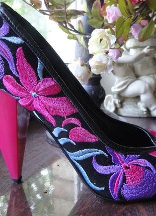 Туфлі з вишивкою