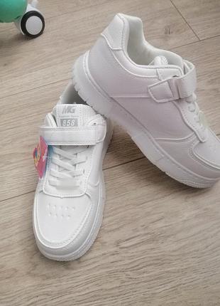 Стильні кросівки