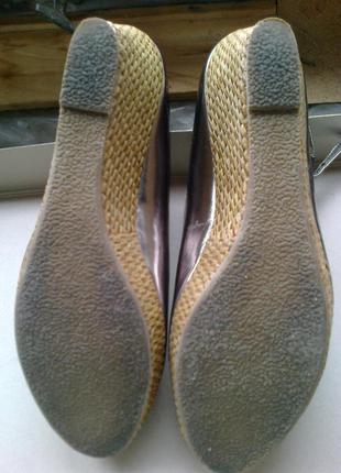 #розвантажуюсь  чудесные серебристо-бронзовые туфли известного бренда.4 фото
