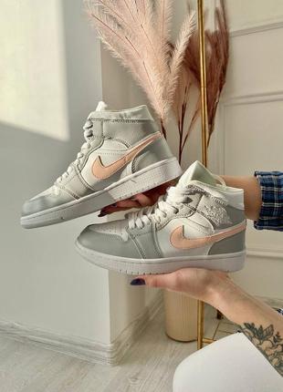 Nike jordan 1 mid light grey shell pink трендові жіночі високі кросівки найк джордан весна літо осінь сірі персикові серые персиковые кроссовки